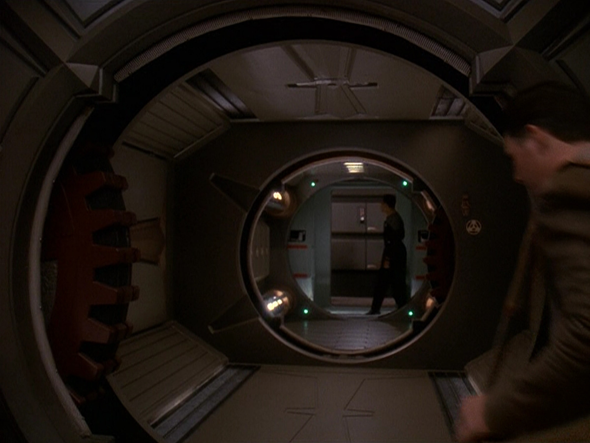 extant_StarTrek_DS9_5x16-DoctorBashirIPresume_03432.jpg
