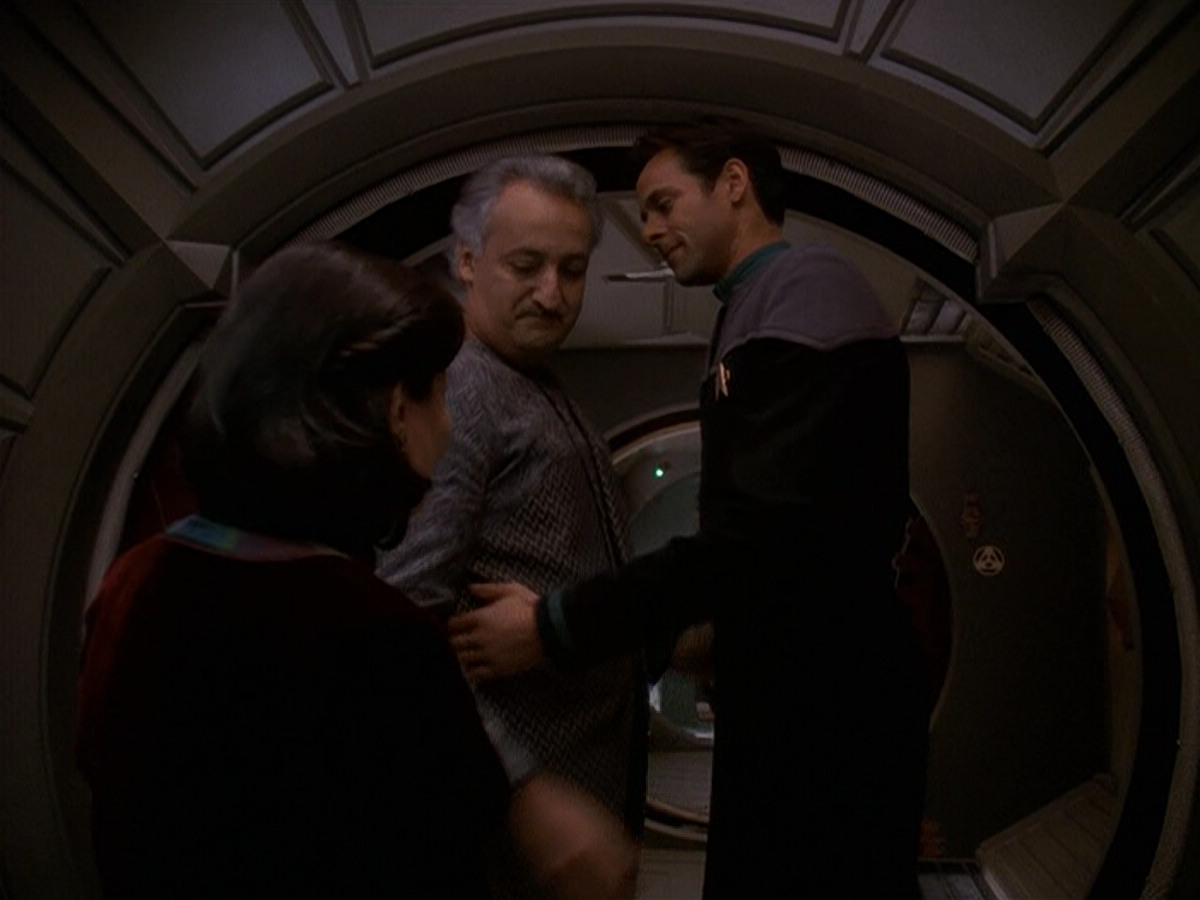 extant_StarTrek_DS9_5x16-DoctorBashirIPresume_03472.jpg