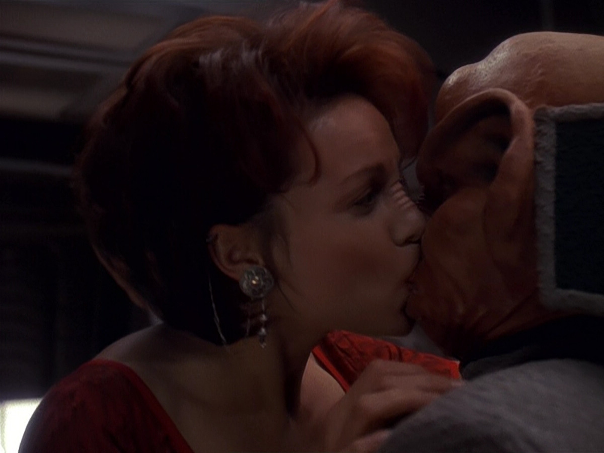 extant_StarTrek_DS9_5x16-DoctorBashirIPresume_03561.jpg
