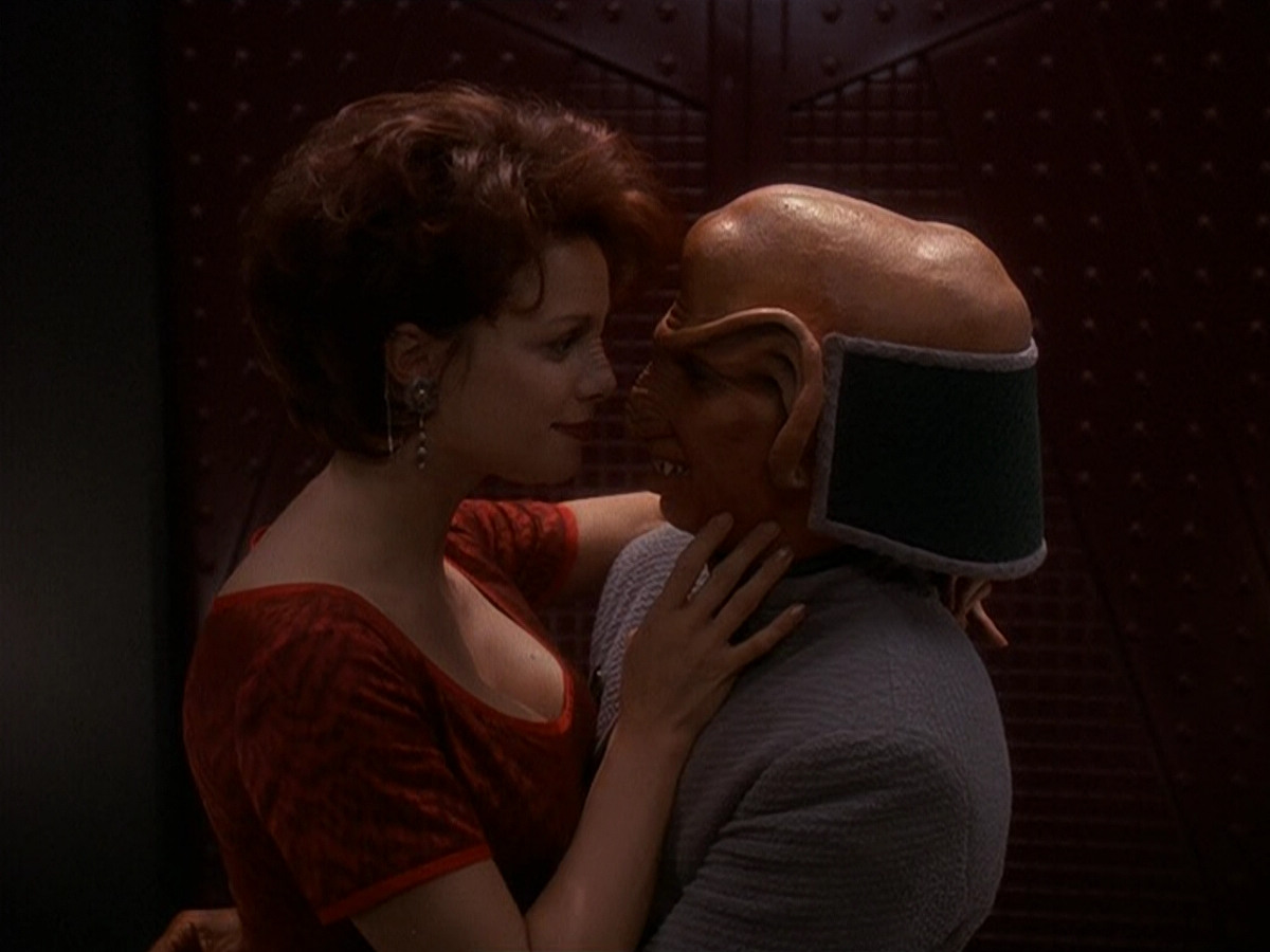 extant_StarTrek_DS9_5x16-DoctorBashirIPresume_03618.jpg