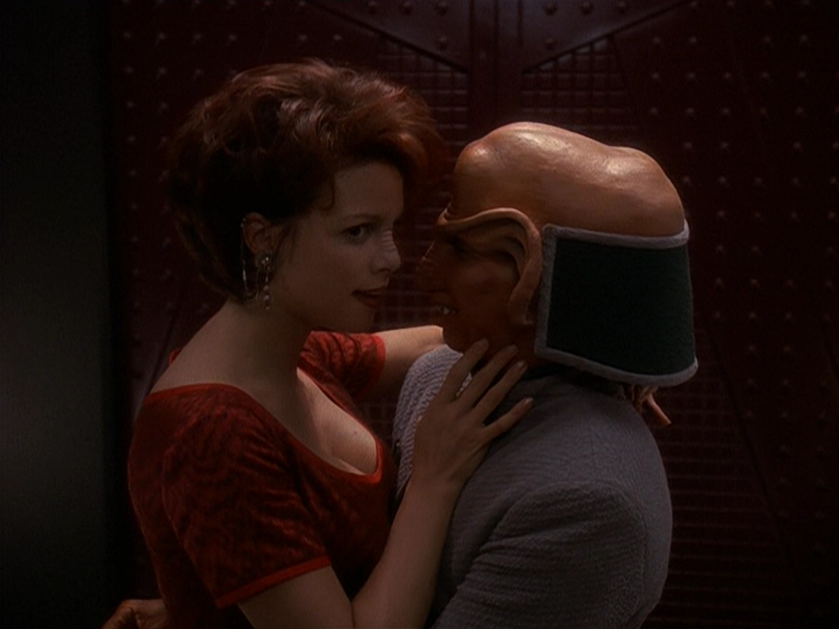 extant_StarTrek_DS9_5x16-DoctorBashirIPresume_03619.jpg