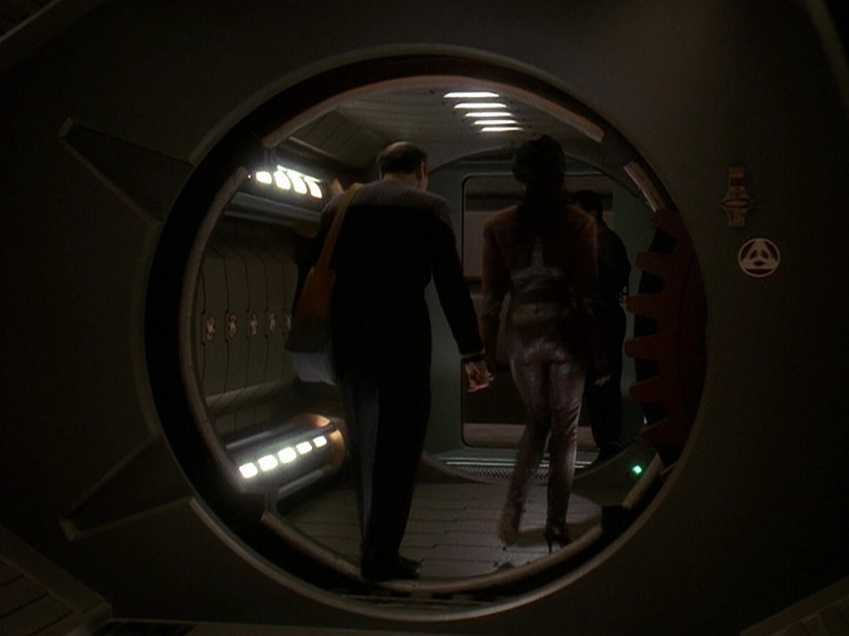 extant_StarTrek_DS9_5x16-DoctorBashirIPresume_03621.jpg