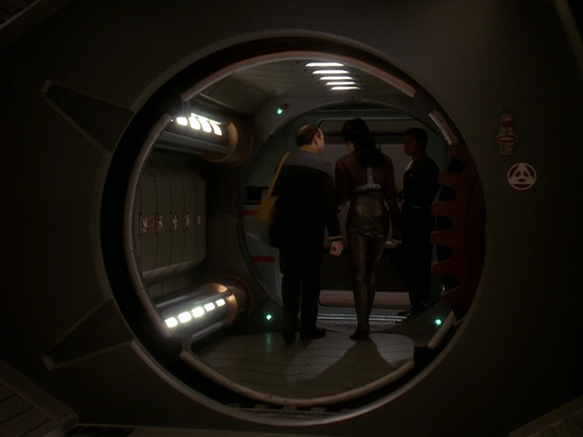 extant_StarTrek_DS9_5x16-DoctorBashirIPresume_03624.jpg