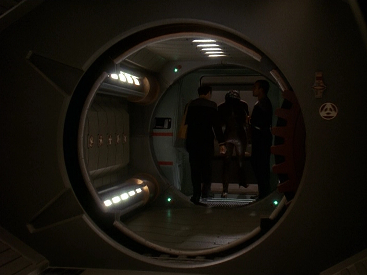 extant_StarTrek_DS9_5x16-DoctorBashirIPresume_03626.jpg