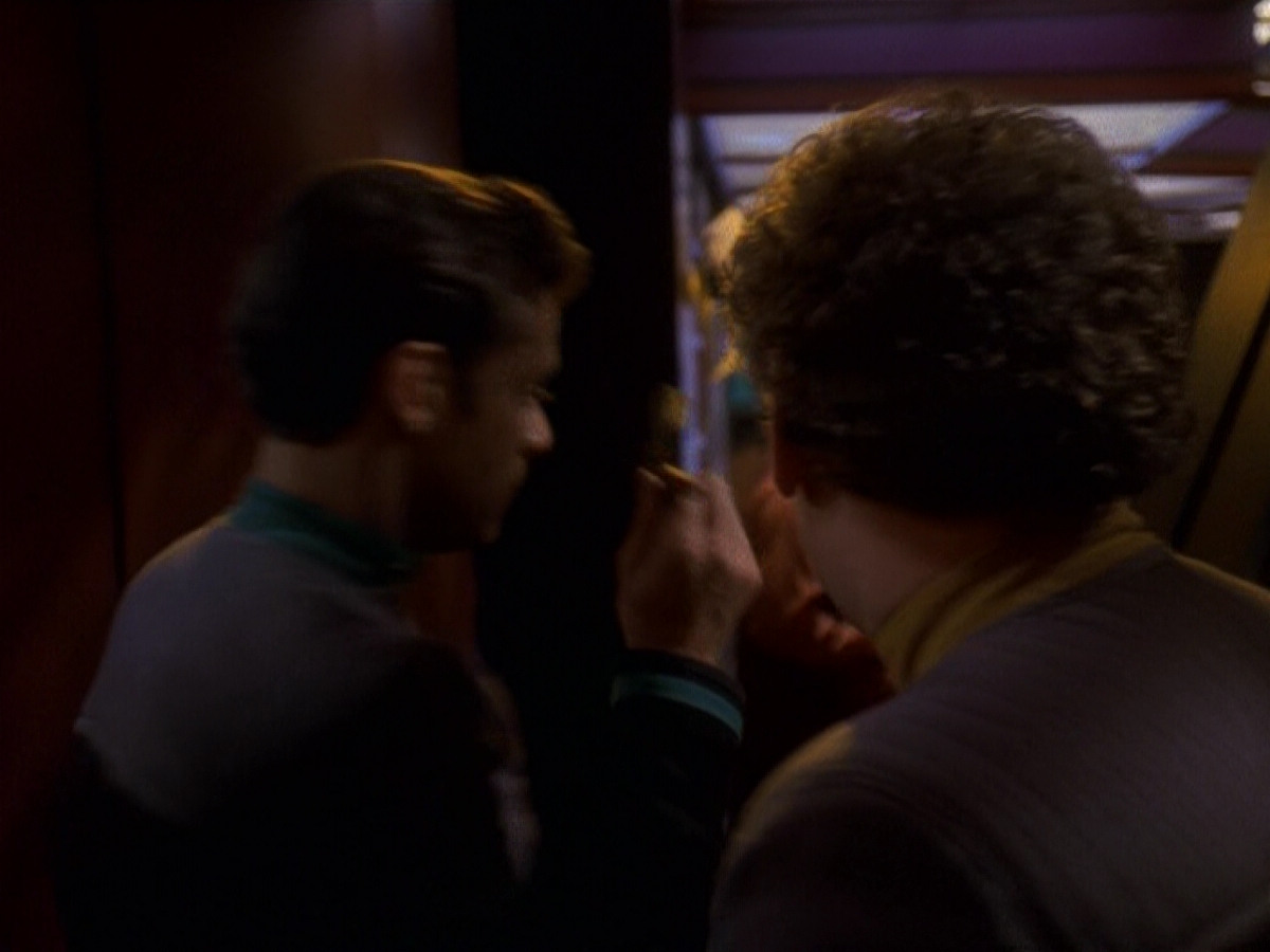 extant_StarTrek_DS9_5x16-DoctorBashirIPresume_03751.jpg