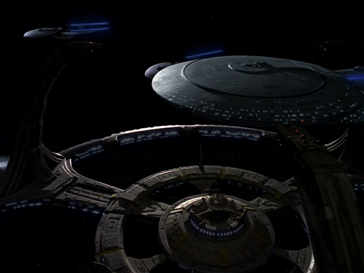 extant_StarTrek_DS9_5x16-DoctorBashirIPresume_03772.jpg
