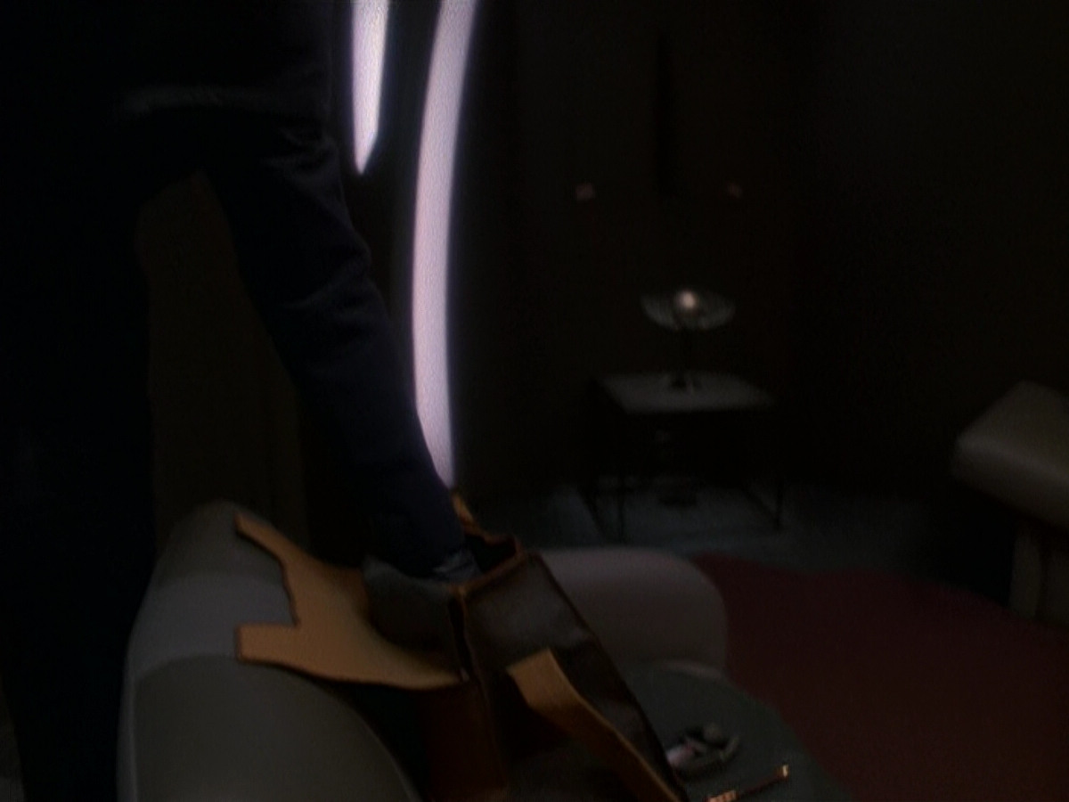 extant_StarTrek_DS9_5x17-ASimpleInvestigation_00014.jpg