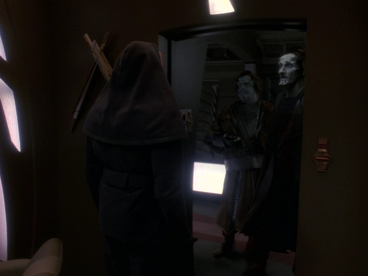 extant_StarTrek_DS9_5x17-ASimpleInvestigation_00035.jpg