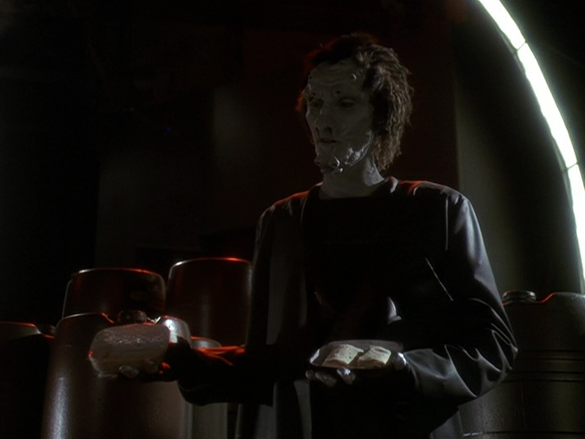 extant_StarTrek_DS9_5x17-ASimpleInvestigation_01613.jpg