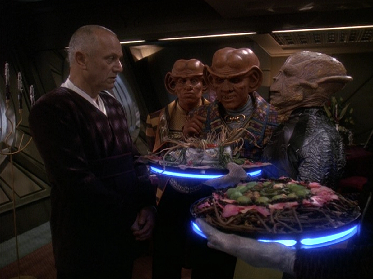 extant_StarTrek_DS9_5x18-BusinessAsUsual_02143.jpg