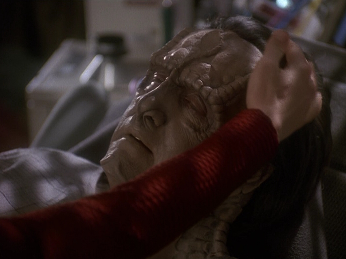extant_StarTrek_DS9_5x19-TiesOfBloodAndWater_02134.jpg