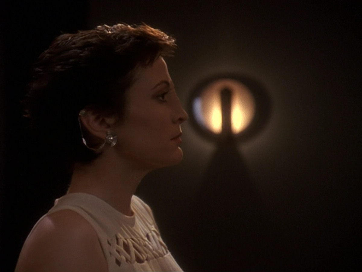 extant_StarTrek_DS9_5x19-TiesOfBloodAndWater_02406.jpg