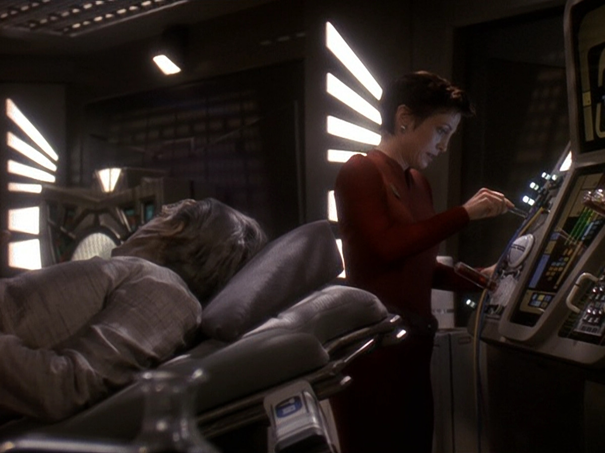 extant_StarTrek_DS9_5x19-TiesOfBloodAndWater_02474.jpg