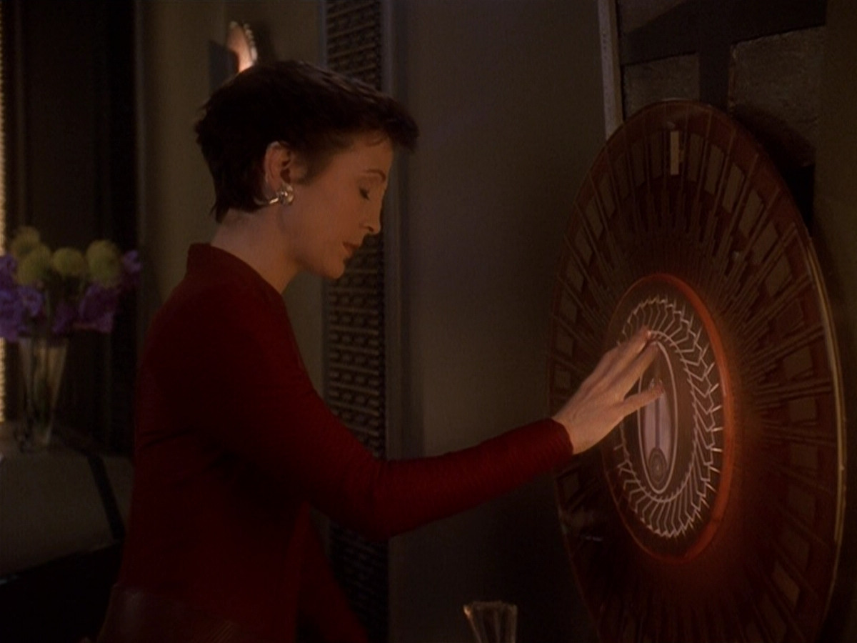 extant_StarTrek_DS9_5x19-TiesOfBloodAndWater_02972.jpg