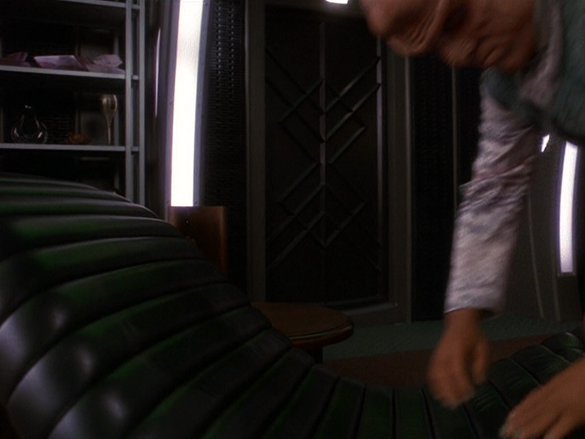 extant_StarTrek_DS9_5x20-FerengiLoveSongs_00088.jpg