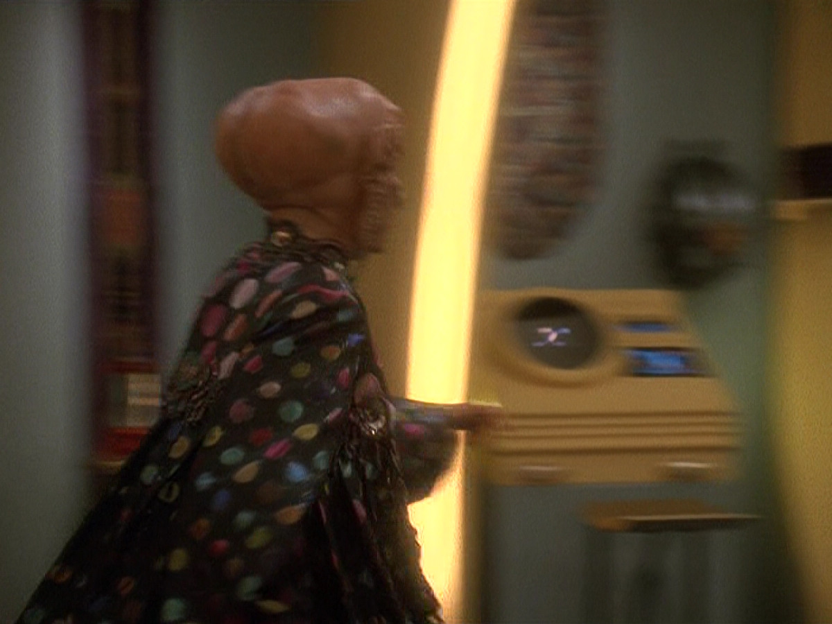 extant_StarTrek_DS9_5x20-FerengiLoveSongs_00240.jpg