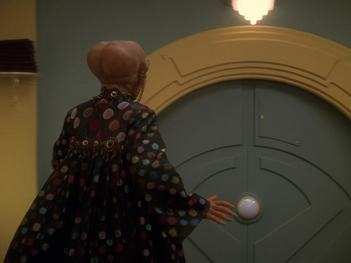 extant_StarTrek_DS9_5x20-FerengiLoveSongs_00242.jpg