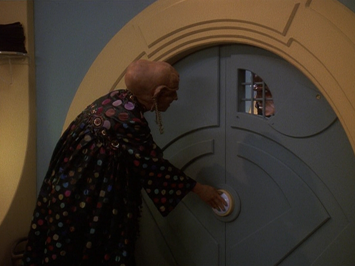 extant_StarTrek_DS9_5x20-FerengiLoveSongs_00250.jpg