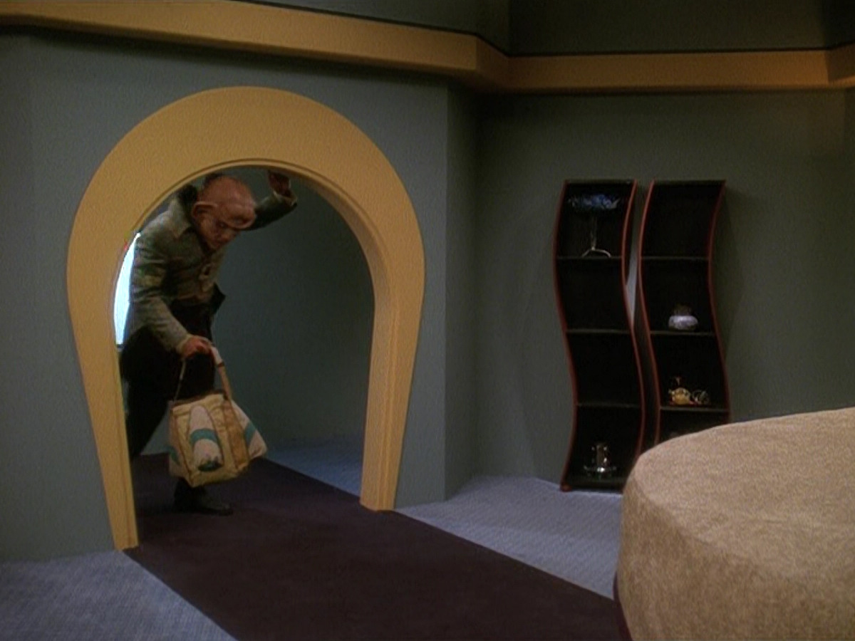 extant_StarTrek_DS9_5x20-FerengiLoveSongs_00678.jpg