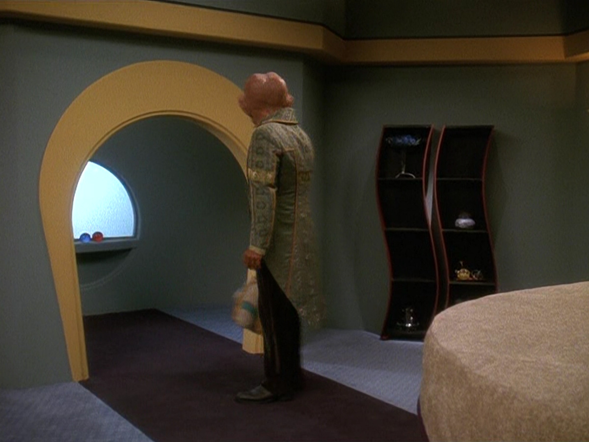 extant_StarTrek_DS9_5x20-FerengiLoveSongs_00683.jpg