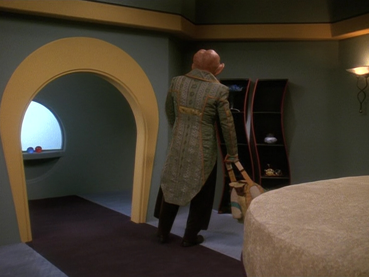 extant_StarTrek_DS9_5x20-FerengiLoveSongs_00684.jpg