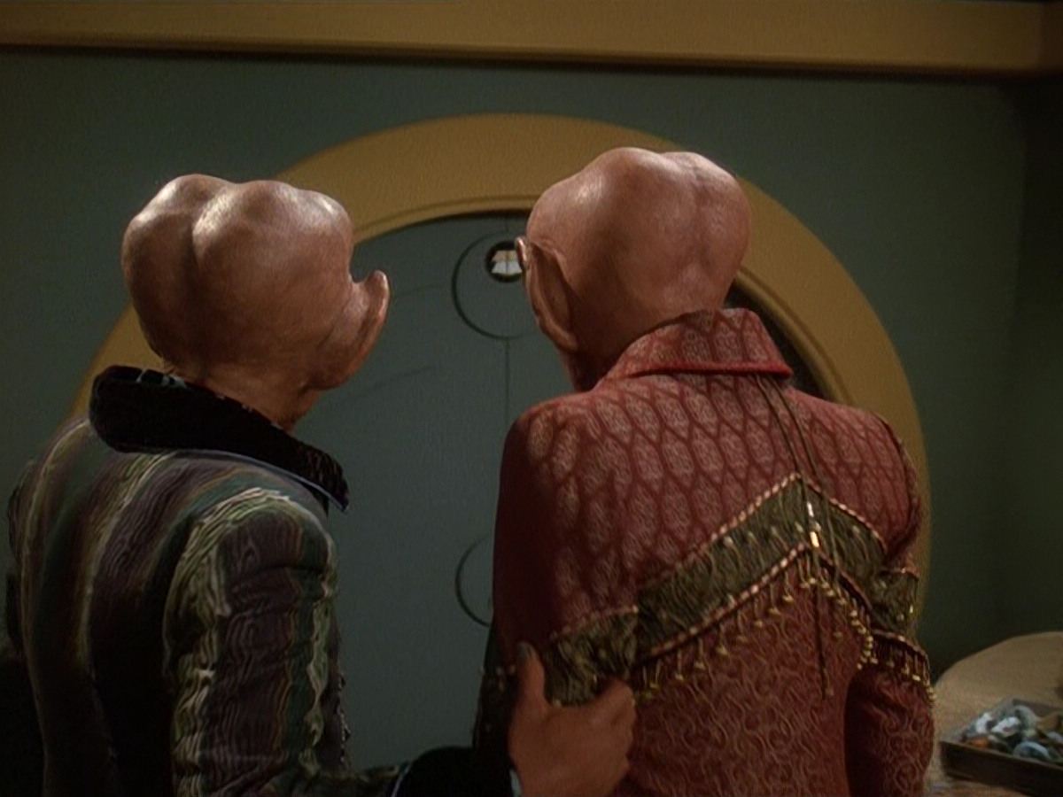 extant_StarTrek_DS9_5x20-FerengiLoveSongs_03715.jpg