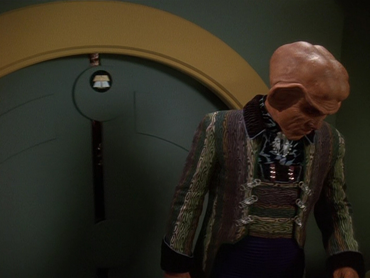 extant_StarTrek_DS9_5x20-FerengiLoveSongs_03722.jpg