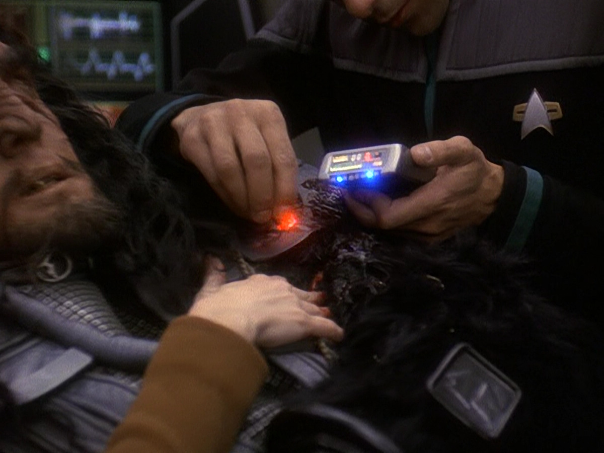 extant_StarTrek_DS9_5x21-SoldiersOfTheEmpire_00003.jpg