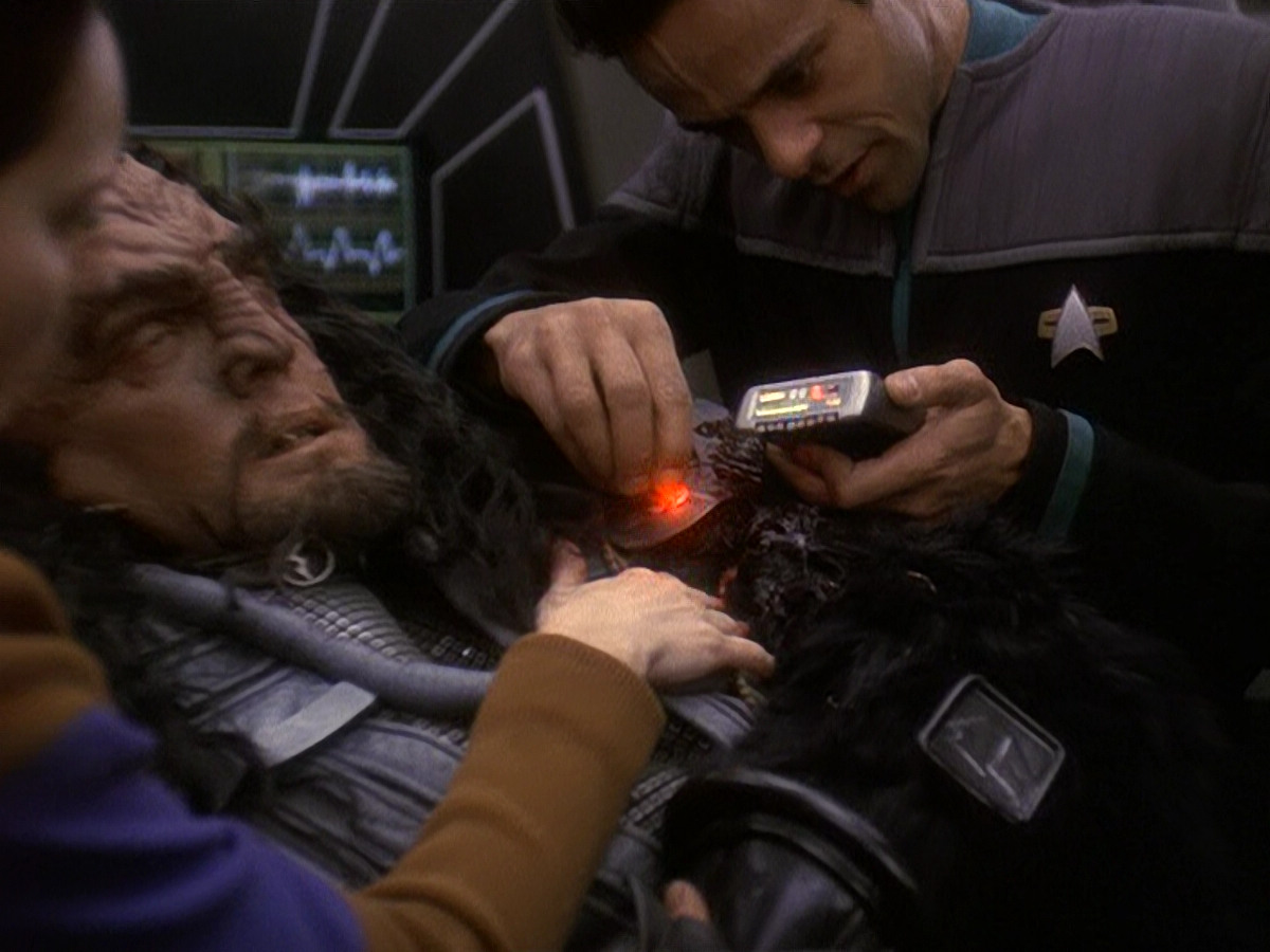 extant_StarTrek_DS9_5x21-SoldiersOfTheEmpire_00004.jpg