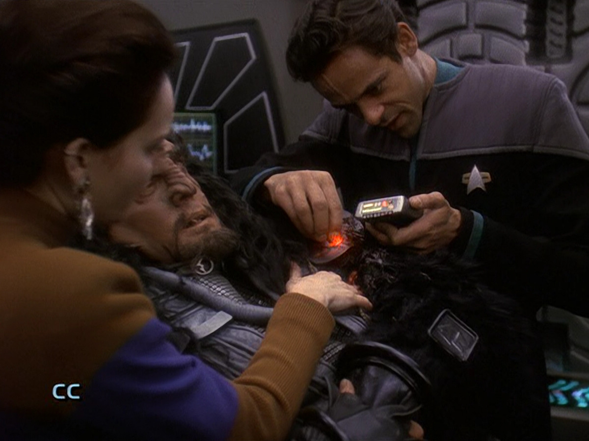 extant_StarTrek_DS9_5x21-SoldiersOfTheEmpire_00005.jpg