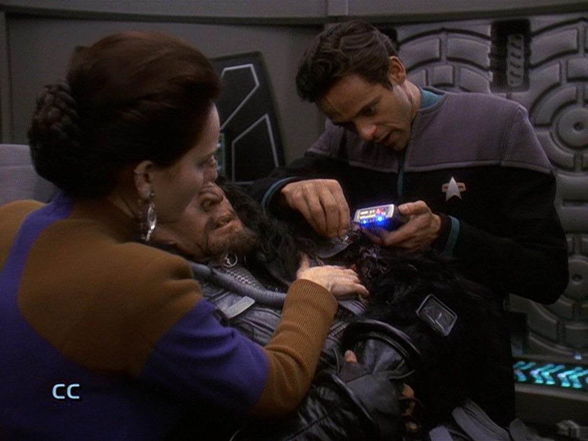 extant_StarTrek_DS9_5x21-SoldiersOfTheEmpire_00006.jpg