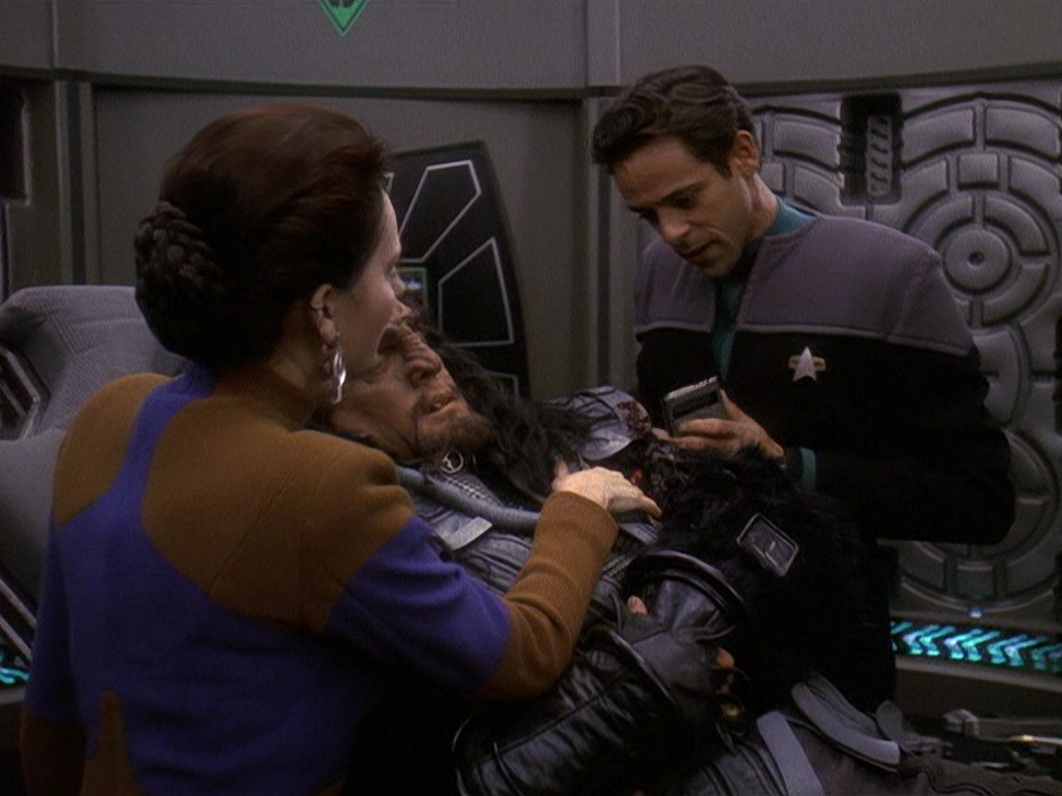 extant_StarTrek_DS9_5x21-SoldiersOfTheEmpire_00008.jpg