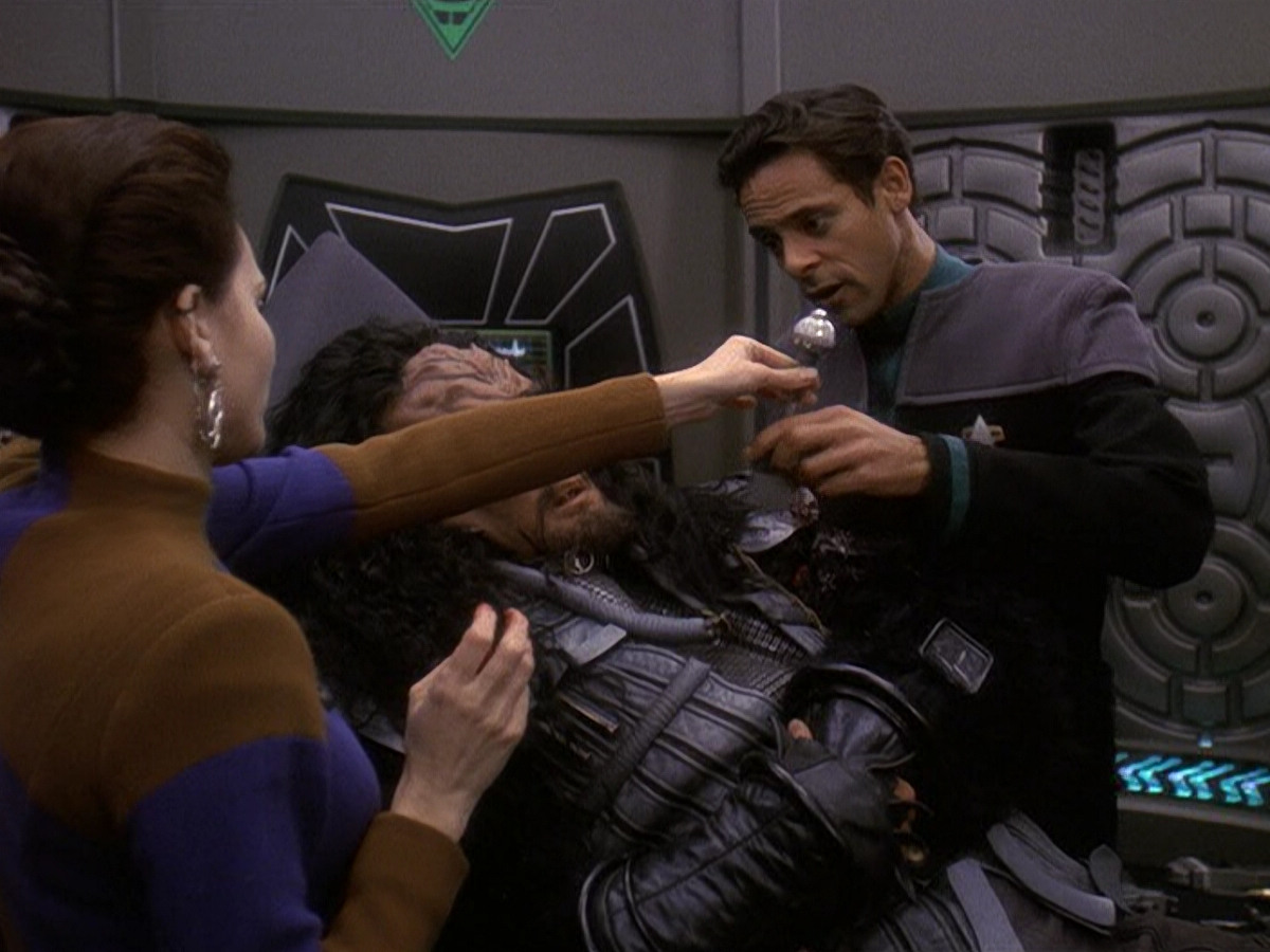 extant_StarTrek_DS9_5x21-SoldiersOfTheEmpire_00012.jpg