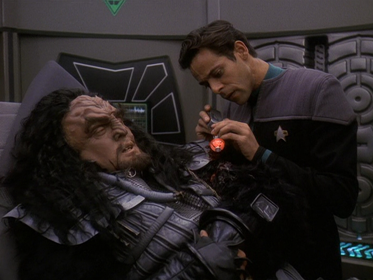 extant_StarTrek_DS9_5x21-SoldiersOfTheEmpire_00016.jpg