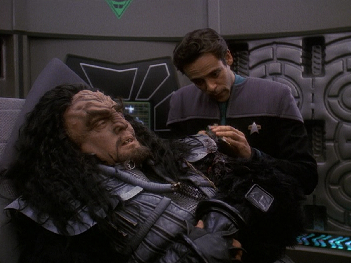 extant_StarTrek_DS9_5x21-SoldiersOfTheEmpire_00038.jpg
