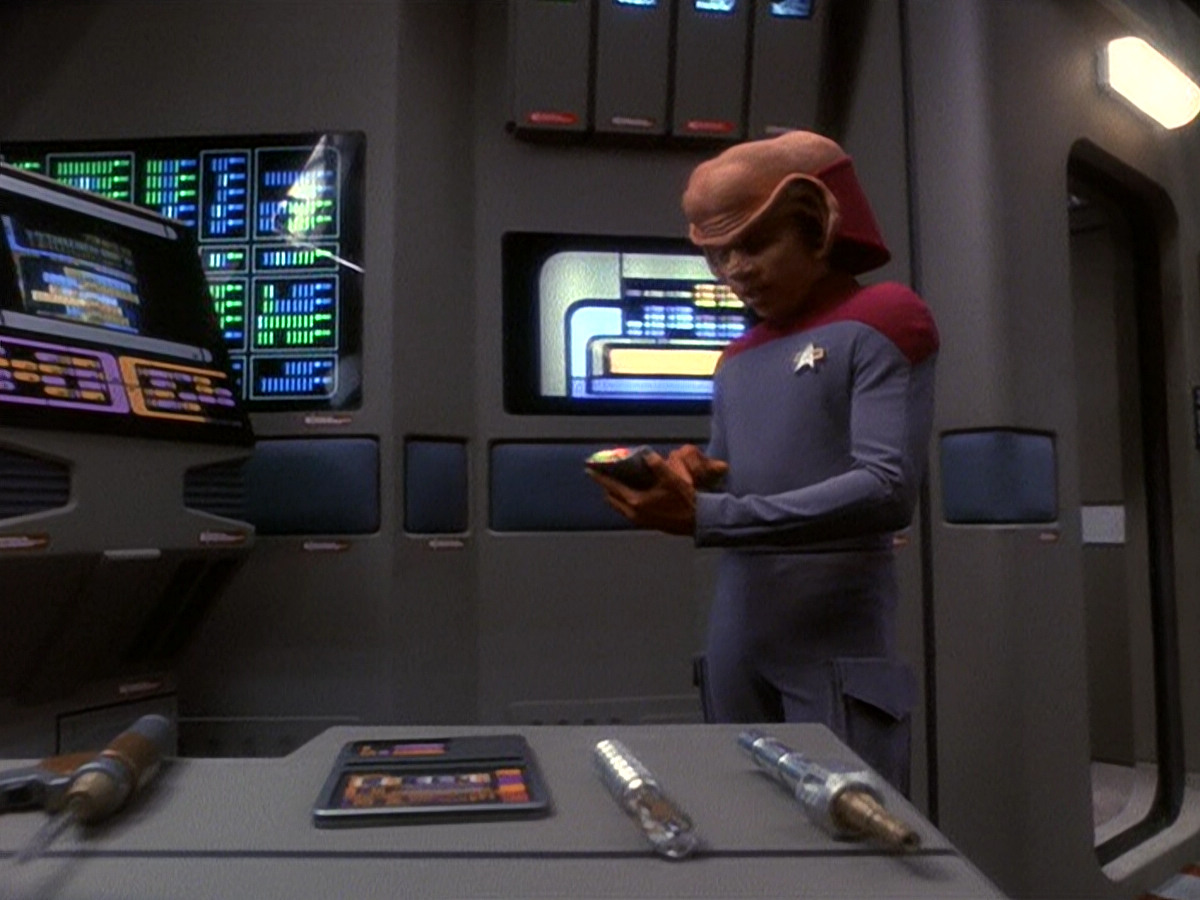 extant_StarTrek_DS9_5x21-SoldiersOfTheEmpire_00131.jpg