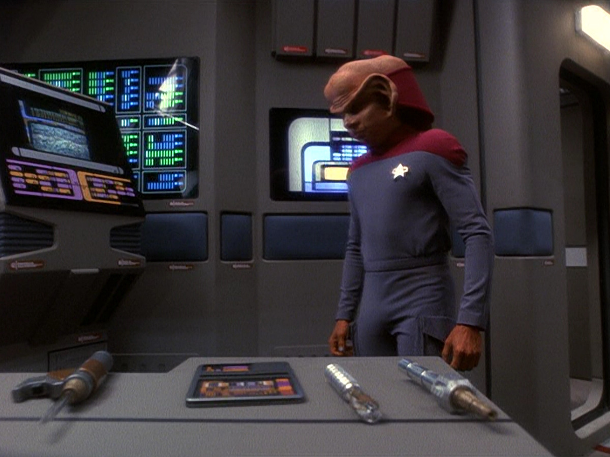 extant_StarTrek_DS9_5x21-SoldiersOfTheEmpire_00168.jpg