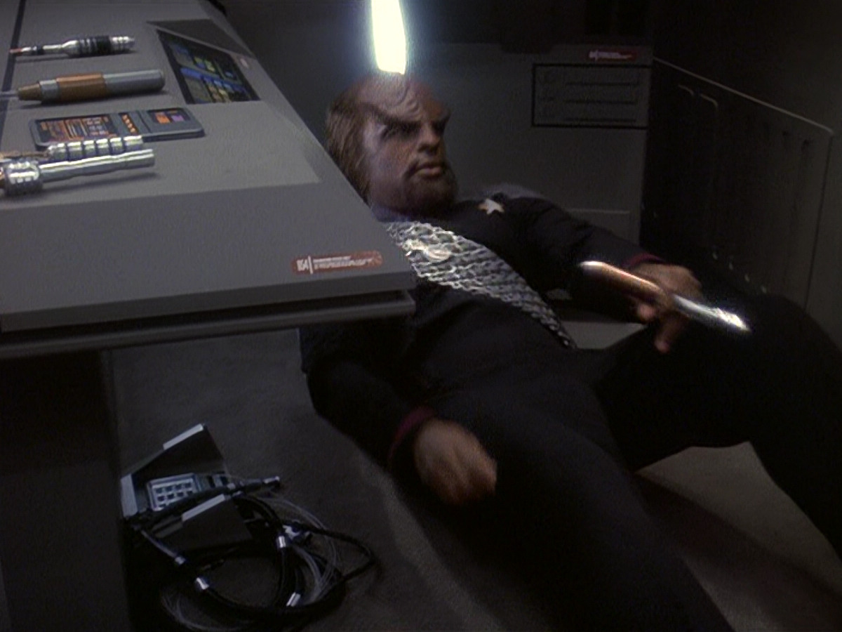 extant_StarTrek_DS9_5x21-SoldiersOfTheEmpire_00181.jpg