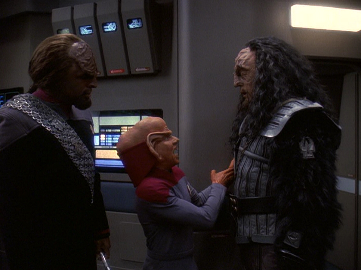 extant_StarTrek_DS9_5x21-SoldiersOfTheEmpire_00210.jpg