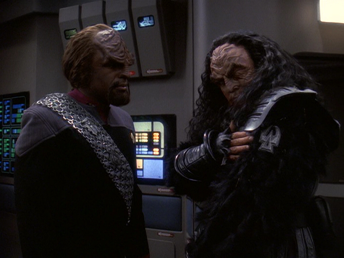 extant_StarTrek_DS9_5x21-SoldiersOfTheEmpire_00226.jpg