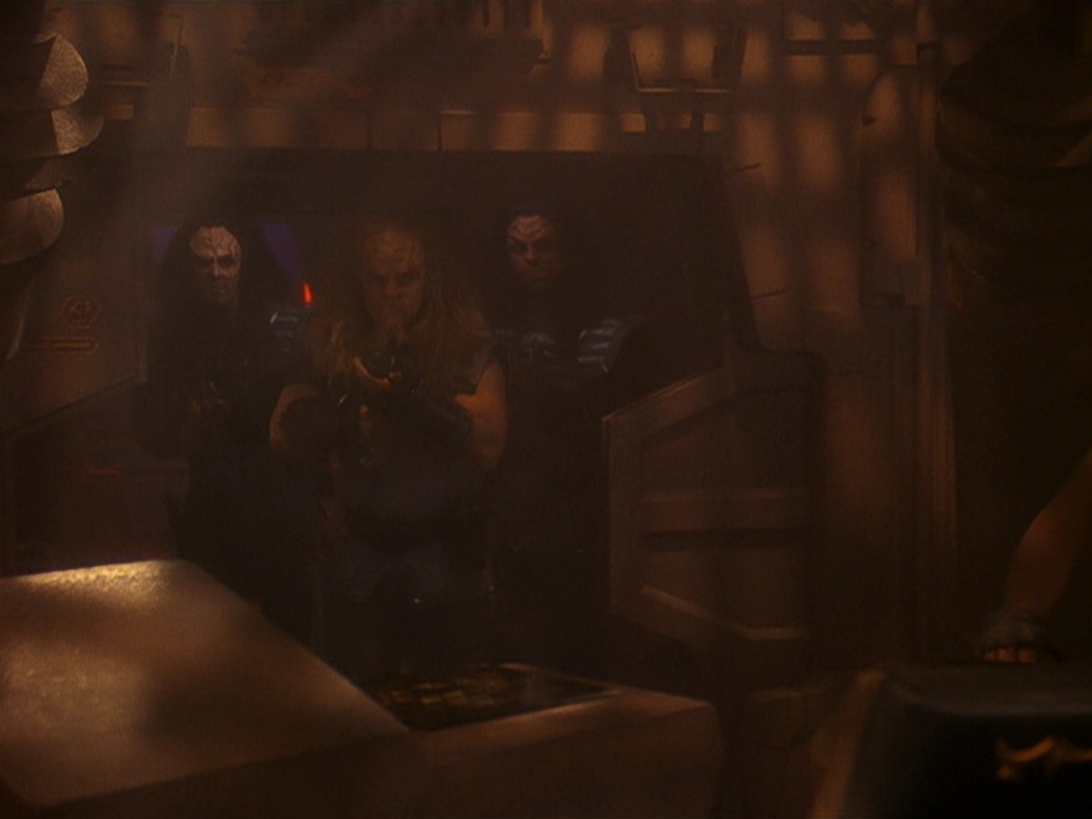 extant_StarTrek_DS9_5x21-SoldiersOfTheEmpire_03229.jpg