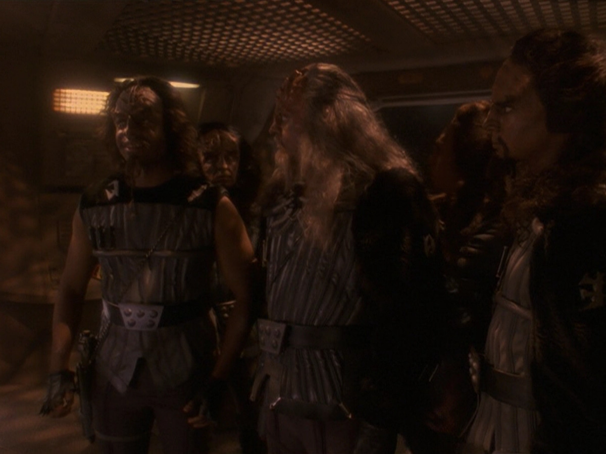 extant_StarTrek_DS9_5x21-SoldiersOfTheEmpire_03249.jpg