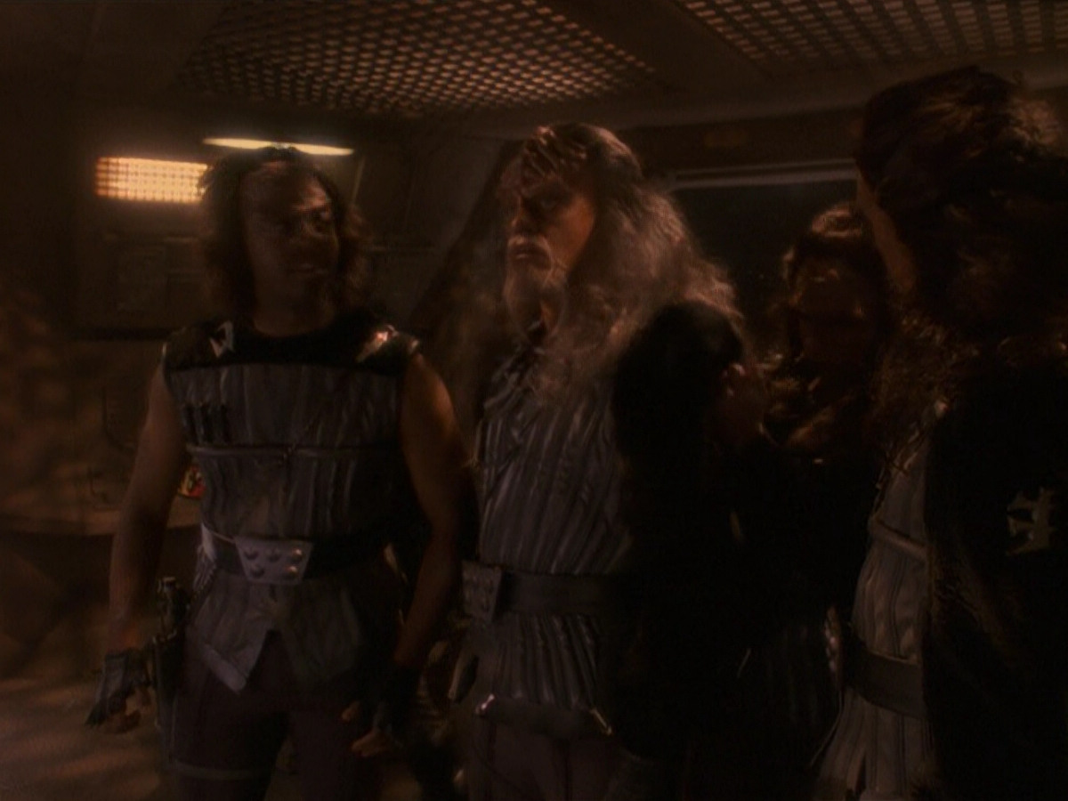 extant_StarTrek_DS9_5x21-SoldiersOfTheEmpire_03250.jpg