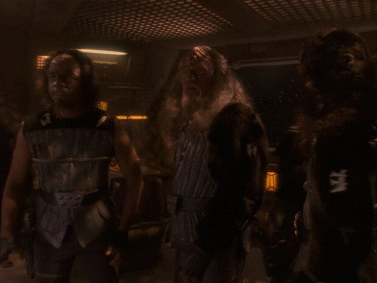 extant_StarTrek_DS9_5x21-SoldiersOfTheEmpire_03251.jpg