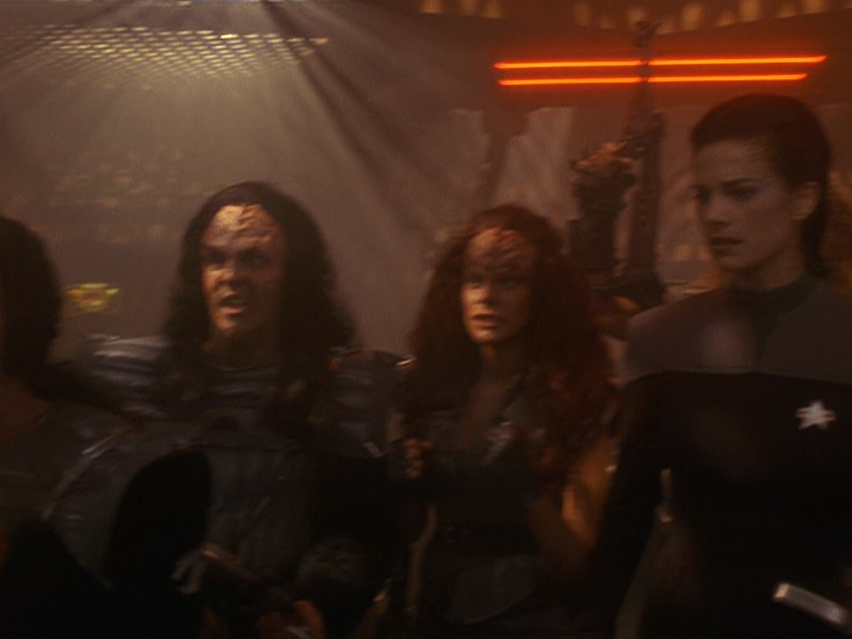 extant_StarTrek_DS9_5x21-SoldiersOfTheEmpire_03381.jpg