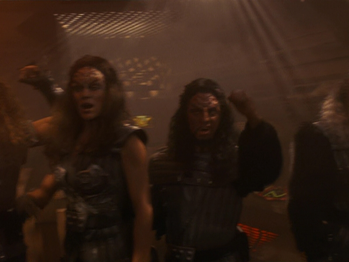 extant_StarTrek_DS9_5x21-SoldiersOfTheEmpire_03384.jpg