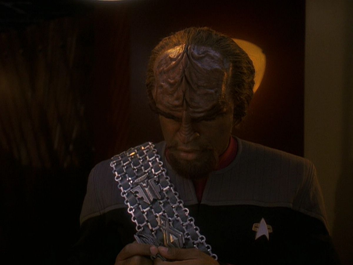 extant_StarTrek_DS9_5x21-SoldiersOfTheEmpire_03743.jpg