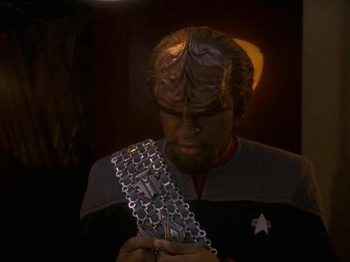 extant_StarTrek_DS9_5x21-SoldiersOfTheEmpire_03744.jpg