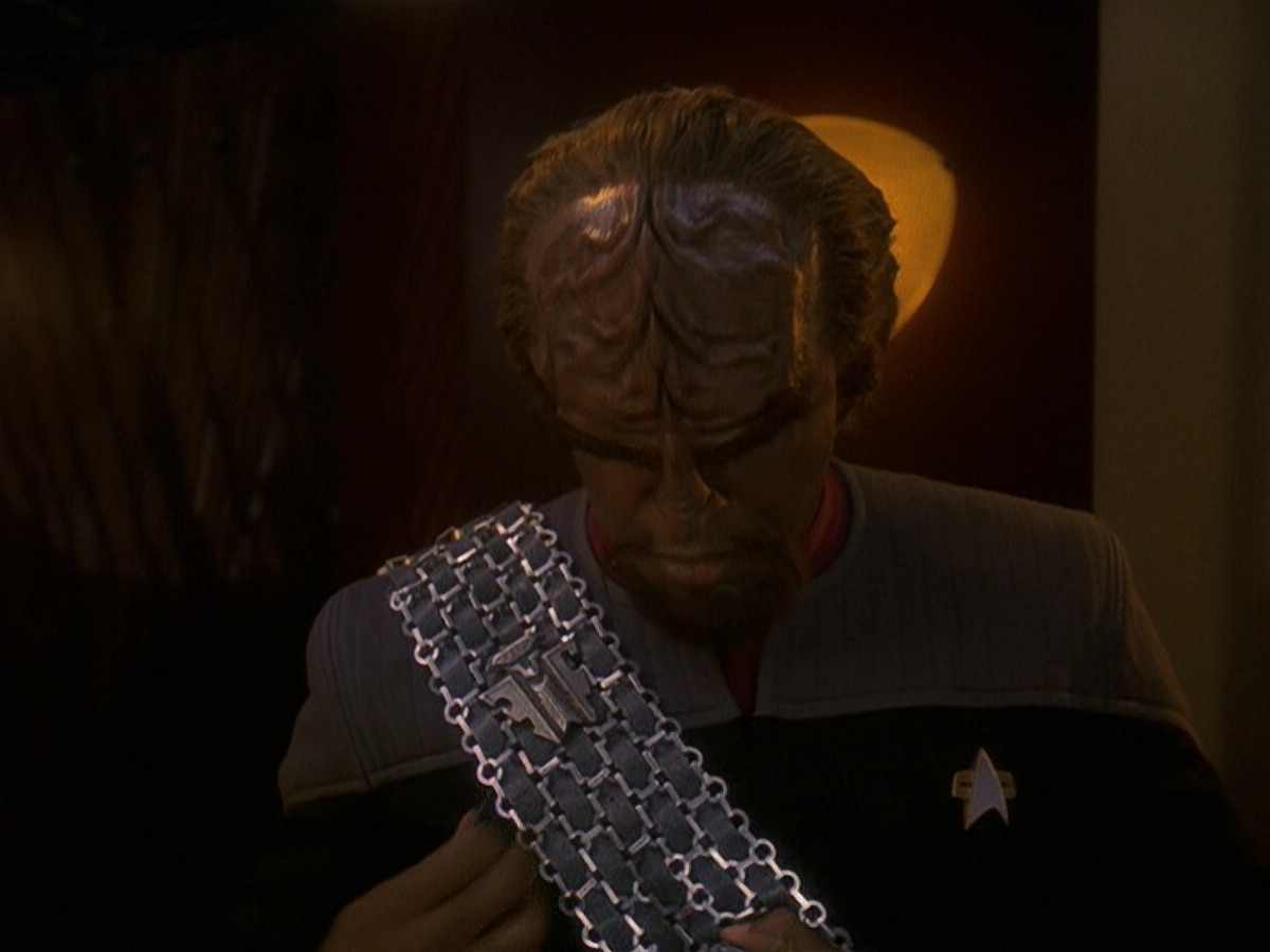 extant_StarTrek_DS9_5x21-SoldiersOfTheEmpire_03749.jpg