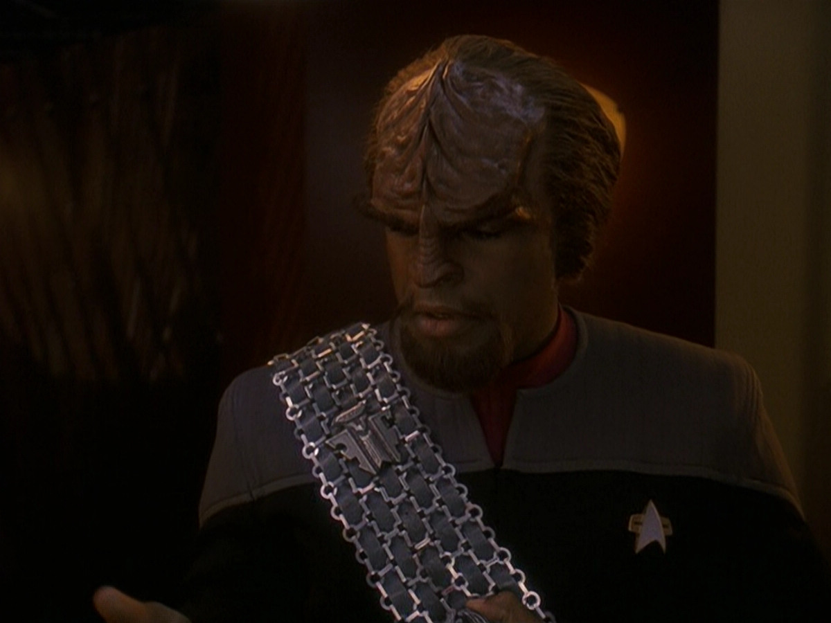 extant_StarTrek_DS9_5x21-SoldiersOfTheEmpire_03750.jpg